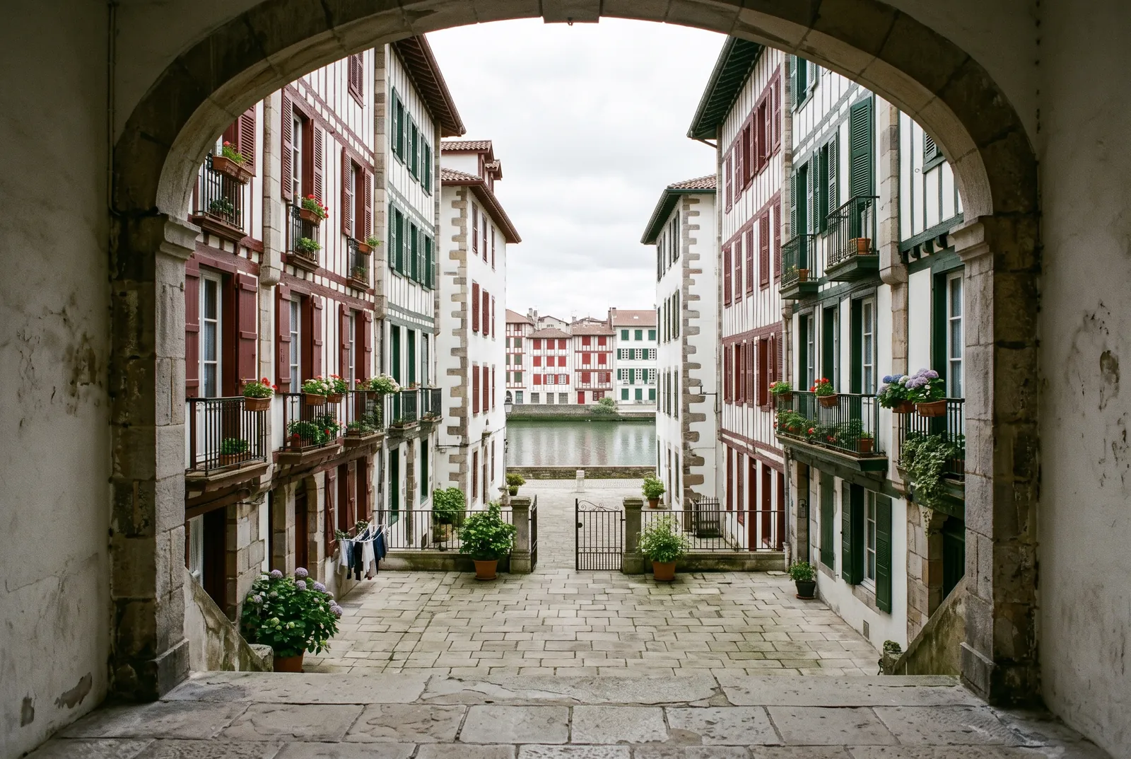 Cour intérieure d'un immeuble à Bayonne